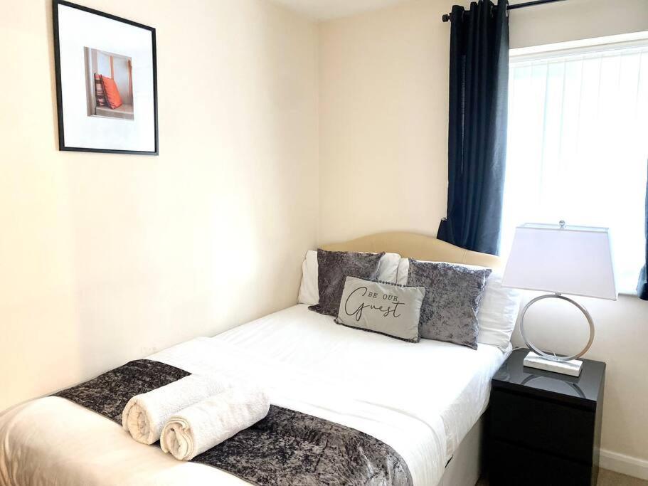 Amazing 2-Bed City Centre Apt With Parking 考文垂 外观 照片