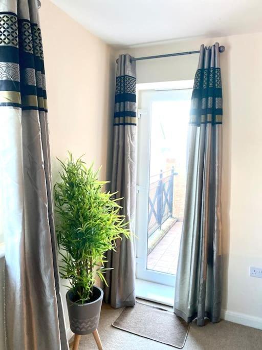Amazing 2-Bed City Centre Apt With Parking 考文垂 外观 照片