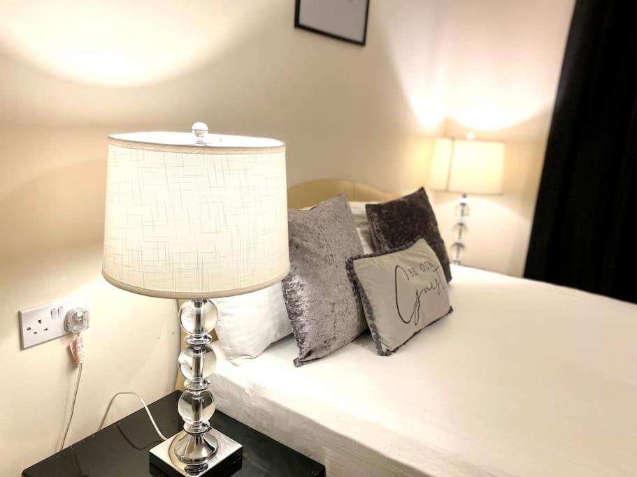 Amazing 2-Bed City Centre Apt With Parking 考文垂 外观 照片