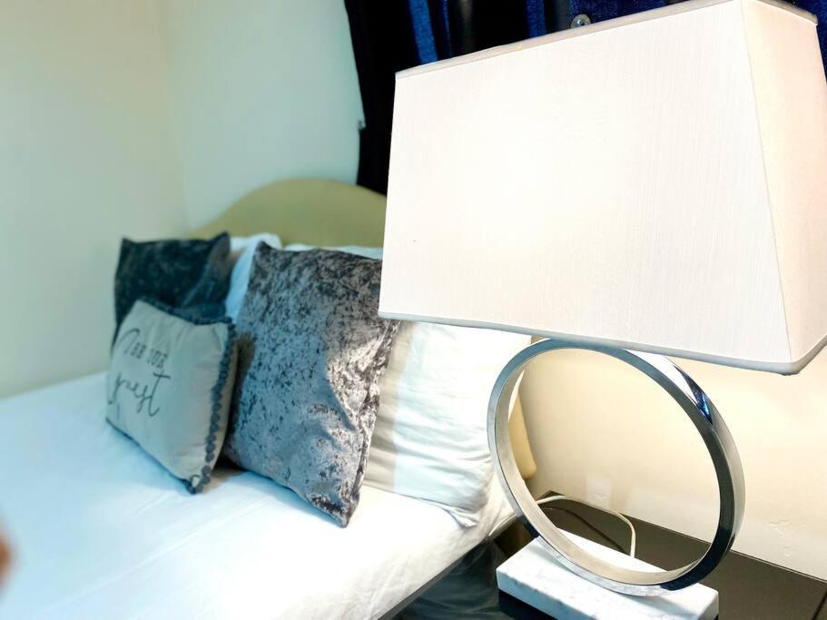 Amazing 2-Bed City Centre Apt With Parking 考文垂 外观 照片