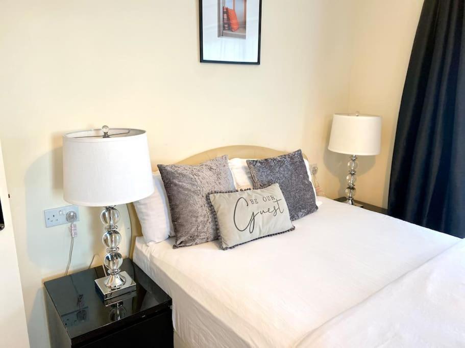 Amazing 2-Bed City Centre Apt With Parking 考文垂 外观 照片